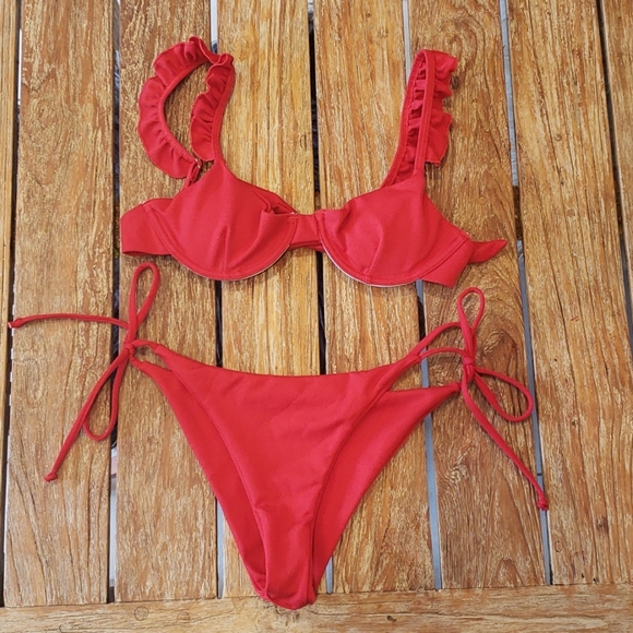 Red bikini - Picture 1 of 5